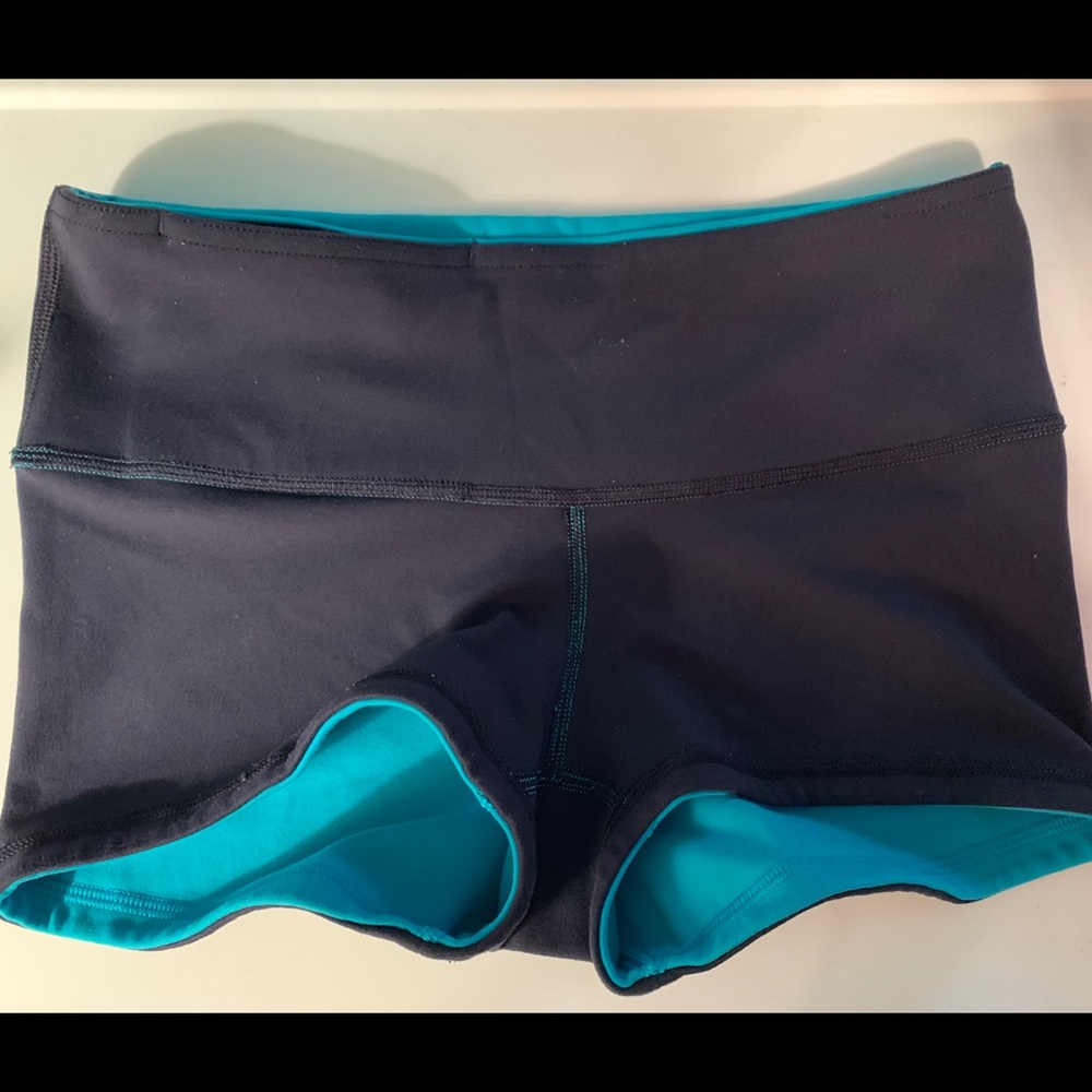 FIRM! LULULEMON HOTTIE LADIES REVERSIBLE SHORTS